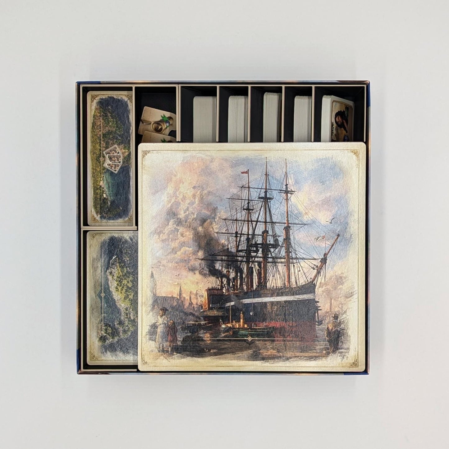 anno 1800 insert, draufsicht in spieleschachtel, spielertableaus liegen oben drauf