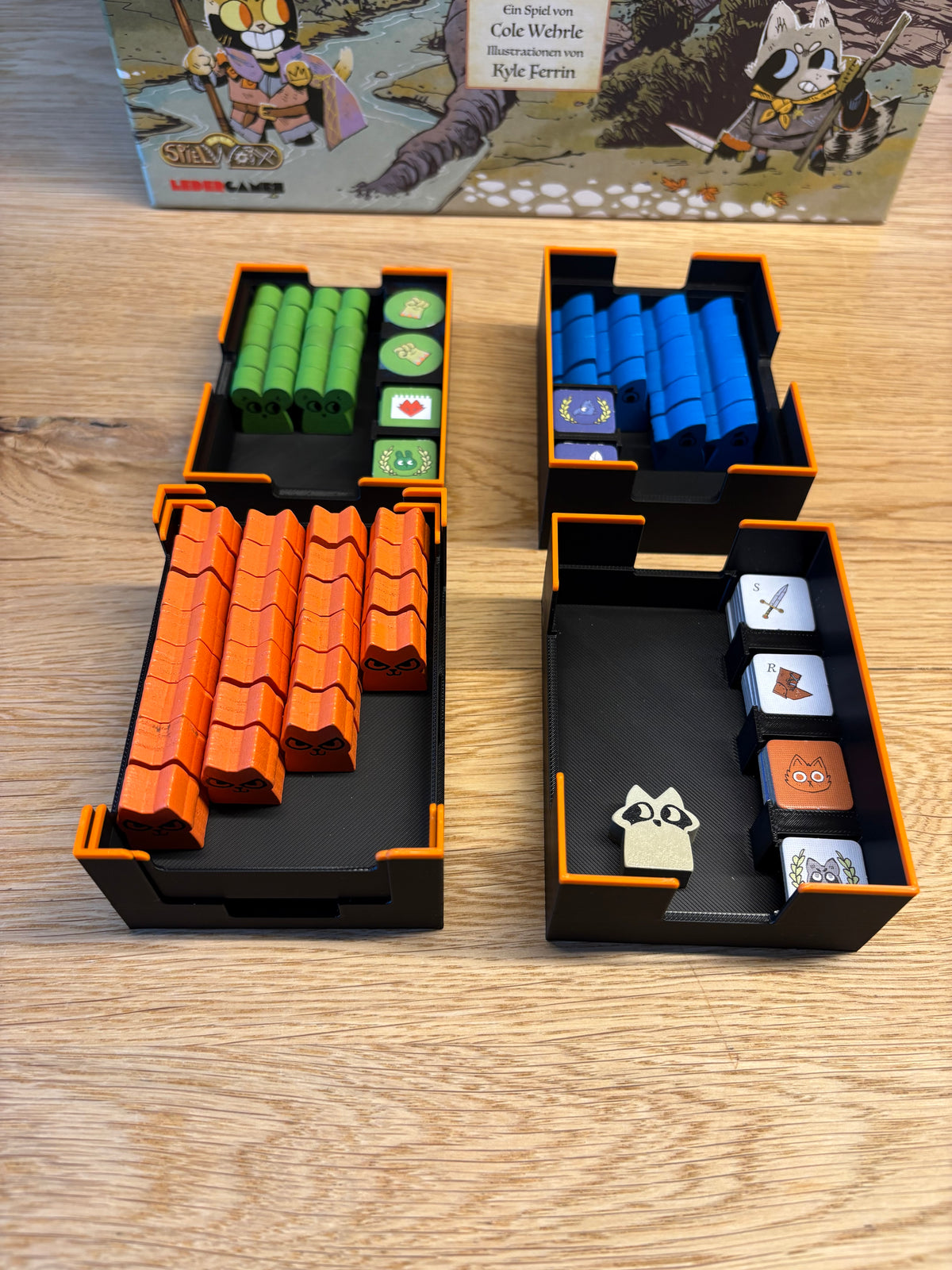 Root Inlay vier Player Trays mit Spielmaterial