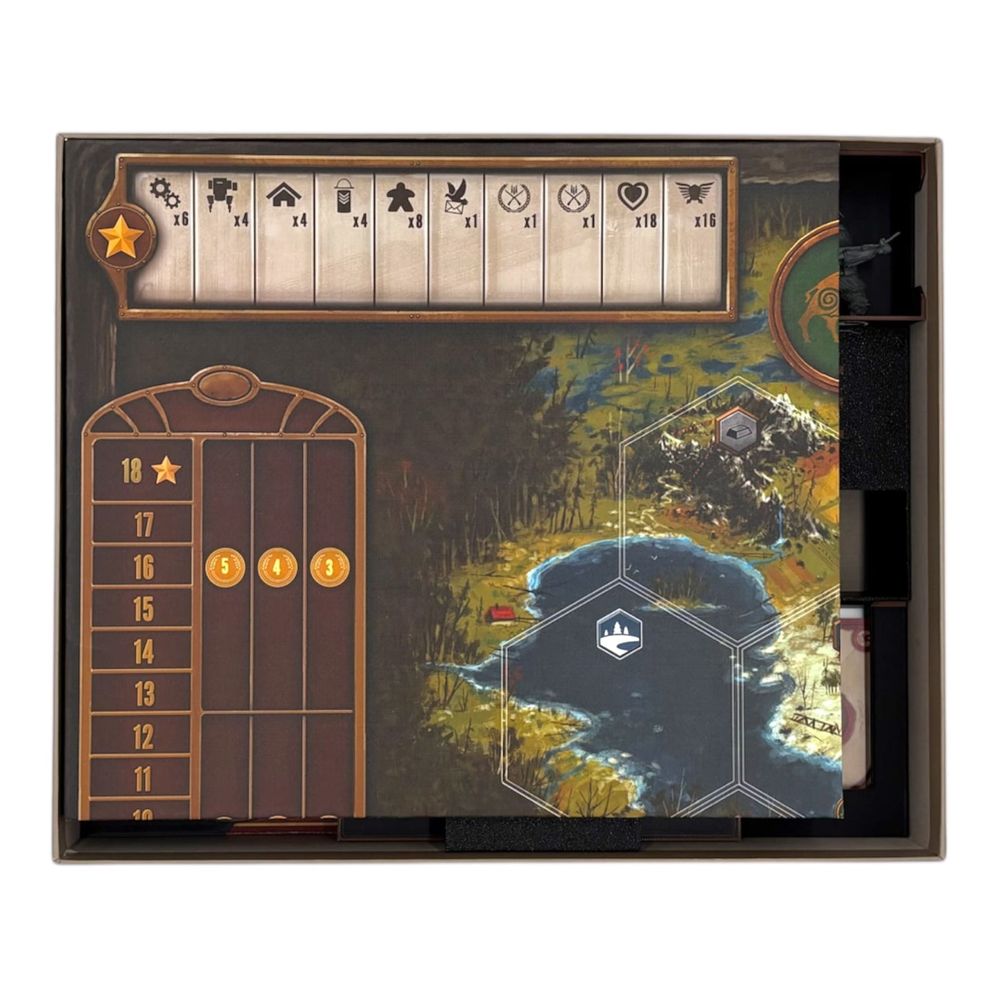 Oberste Lage mit Spielbrett auf dem Scythe Insert